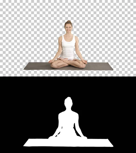Mujer relajada en posición de yoga poniendo las manos juntas y medita — Foto de Stock