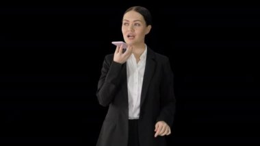 Ciddi bir iş kadını, Alpha Channel 'da telefonla konuşuyor.