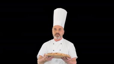 Çekici bir aşçı, elinde pizzayla yürüyor ve kamerayla konuşuyor, Alpha Channel.