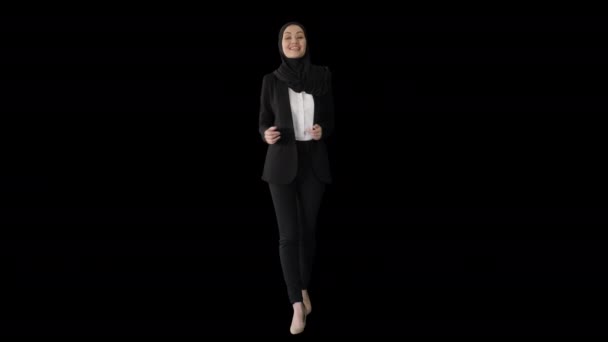 Lächelnde arabische Frau im Hijab, die beim Gehen und Gesten über Geschäfte spricht, Alpha Channel — Stockvideo