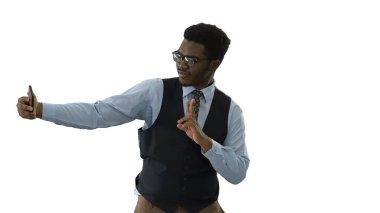 Afrikalı Amerikalı iş adamı telefonuyla selfie çekiyor.