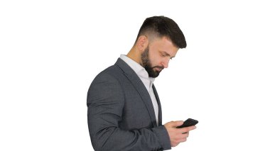 Türk işadamı yürüyor ve beyaz sırtüstü telefon kullanıyor
