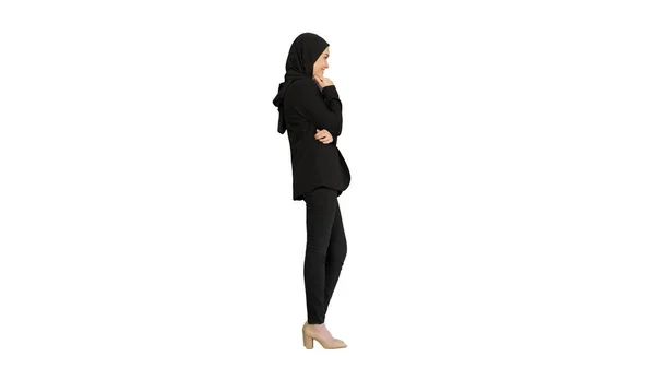 Mujer de negocios árabe sonriente usando hijab posando para la cámara o —  Fotos de Stock