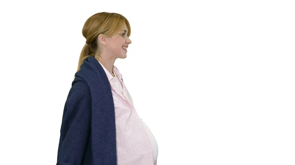 행복 한 임신부가 흰색 b 위에서 쇼핑을 한 후걷고 있다 — 스톡 사진