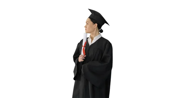 Жінка-студент у випускному халаті, що тримає диплом і відмовляється від нього — стокове фото