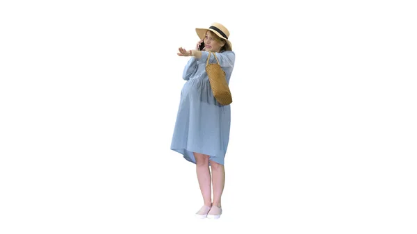 Ciężarna kobieta stojąca i rozmawiająca przez telefon latem na białym — Zdjęcie stockowe