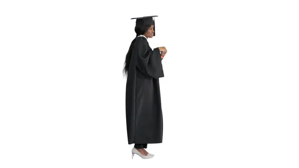 Feliz Afro-americana graduada dançando com seu diploma — Fotografia de Stock