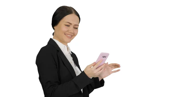 Gülümseyen iş kadını beyaz sırtlı telefonundaki fotoğraflara bakıyor. — Stok fotoğraf