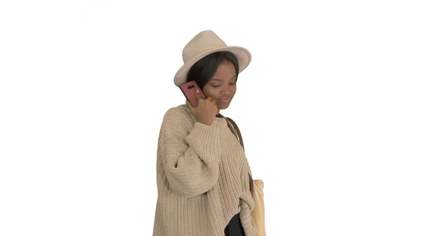 Mujer afroamericana bonita en suéter de punto y sombrero blanco a — Foto de Stock