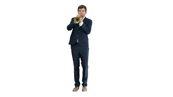Молодой человек в костюме играет на трубе на белом фоне. — стоковое фото