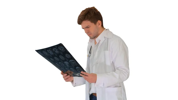 Concentrato medico di sesso maschile guardando tomografia computerizzata xray ima — Foto Stock