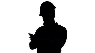 Akıllı mühendis beyaz gömlekli ve güvenlik şapkalı akıllı telefon, Alpha Channel kullanıyor.