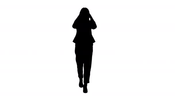 Blondýny obchodní žena kráčející a dotýkající se jejích vlasů, Alpha Channel — Stock video