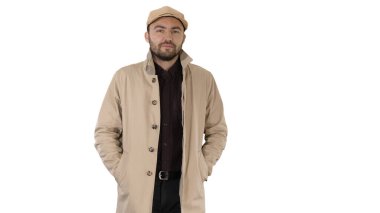 Siperdeki kendine güvenen adam ceplerinde el ele tutuşuyor ve yürüyor.