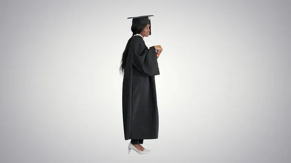 Feliz Afro-americana graduada dançando com seu diploma — Fotografia de Stock