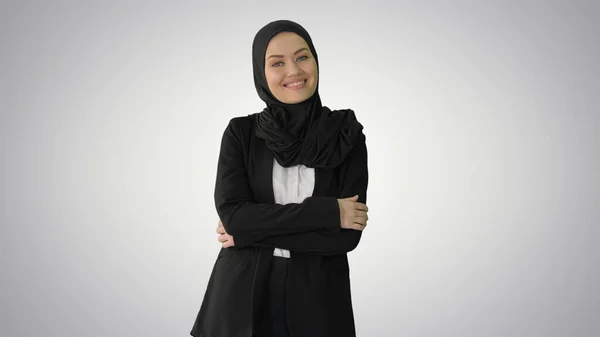 Hymyilevä arabi liikenainen yllään hijab poseeraa kameran o — kuvapankkivalokuva