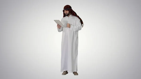 Арабський бізнесмен з планшетом на градієнтному тлі. — стокове фото