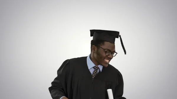 Spännande afrikansk amerikansk manlig student i examen mantel dans — Stockfoto