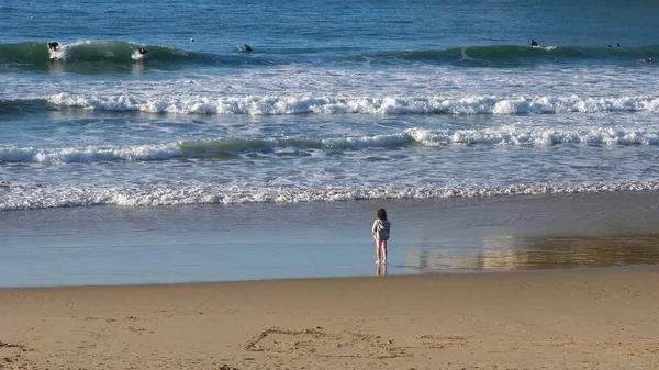 San Sebastián, España - 30 de diciembre de 2017: Niño mirando a los surfistas — Foto de Stock