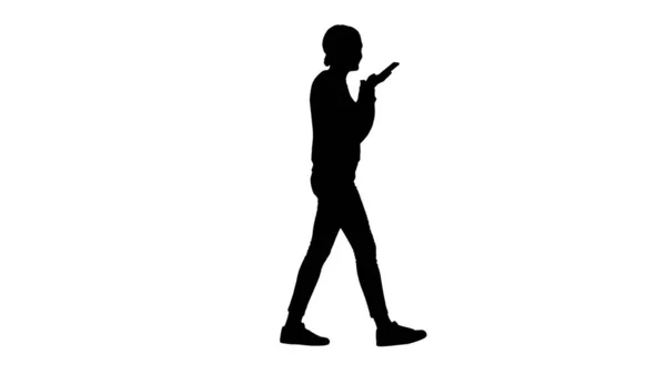 Silhouette Young woman snakker i telefonen mens hun holder den til fa – stockfoto