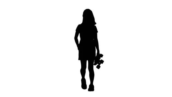シルエットあまりにもクールな-学校のためのアジアのスケーターの女の子歩く. — ストック写真
