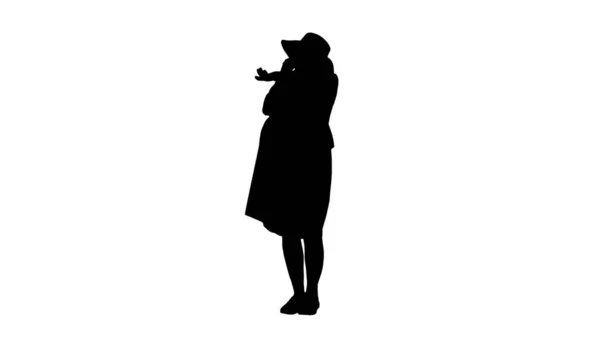 Вагітна жінка стоїть і розмовляє по телефону влітку Альфа Ш. — стокове фото