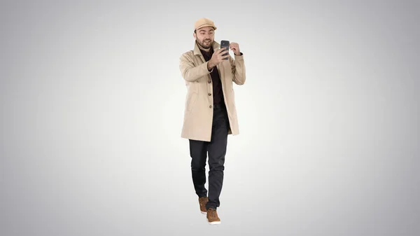 Осенний стиль моды мужчина записывает видео блог ходьба по gradien — стоковое фото