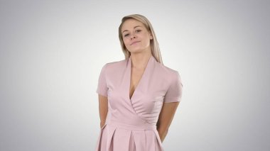 Pembe dans eden ve sırtüstü gülümseyen çekici kadın.