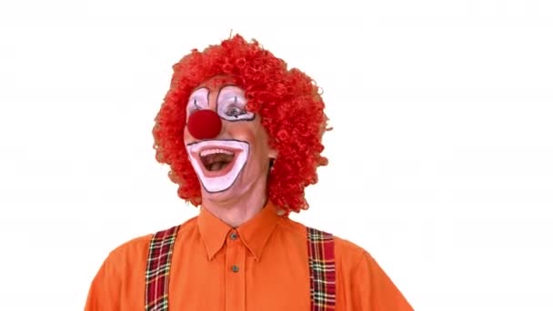 Happy walking clown looking to the sides on white background. — Stock Video