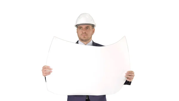 Arquiteto profissional está andando e segurando o plano O homem está usando capacete no fundo branco. — Fotografia de Stock