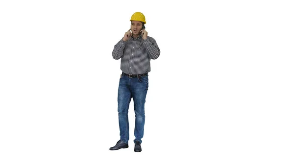 Pracownik budowlany korzystający ze smartfona na białym tle. — Zdjęcie stockowe