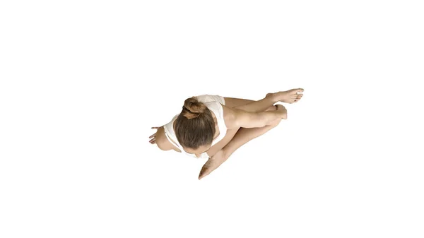 Jovem bela mulher fazendo ioga asana Marichyasana no fundo branco. — Fotografia de Stock