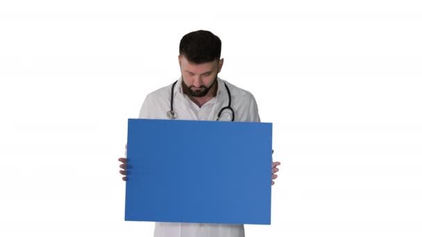 Médico segurando um painel em branco no fundo branco. — Vídeo de Stock