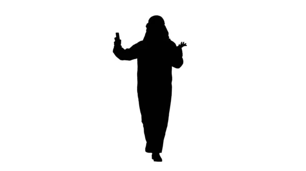 Арабский мужчина ходит и делает селфи со своим телефоном, Альфа Ч — стоковое фото