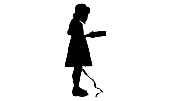 Silhouette ragazza asiatica che apre una scatola con un regalo. — Foto Stock