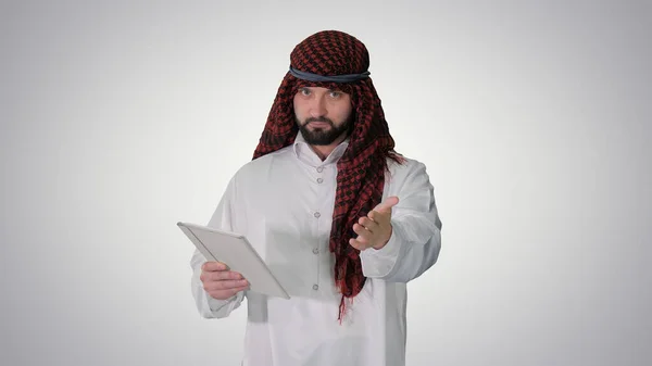 Sheikh prezentuje informacje lub produkt za pomocą tabletu cyfrowego na — Zdjęcie stockowe