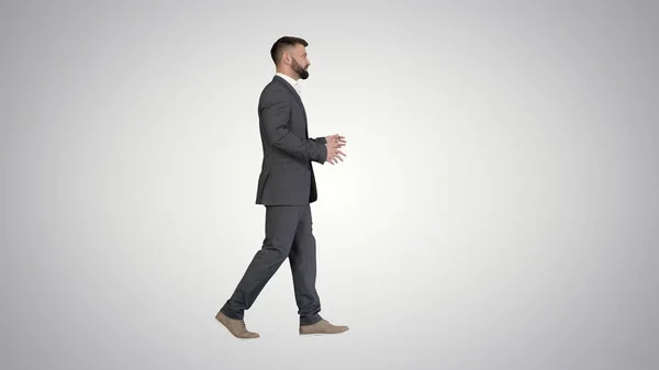Empresario barbudo caminando y explicando algo sobre el gradiente — Foto de Stock