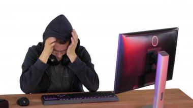 Beyaz arkaplanda yorgun ve gelişim programcısı.