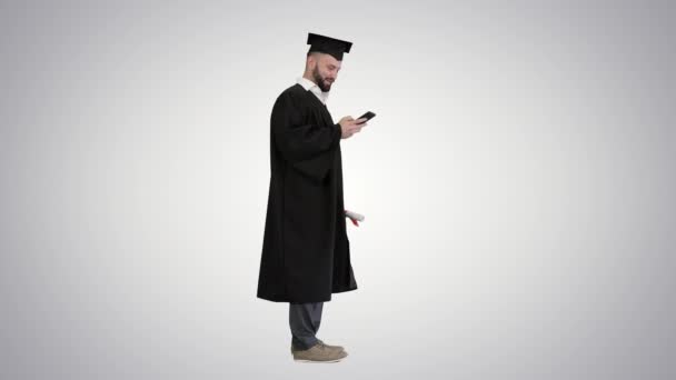 Homem maduro estudante de pós-graduação usando reconhecimento de voz ajudante digital em fundo gradiente. — Vídeo de Stock