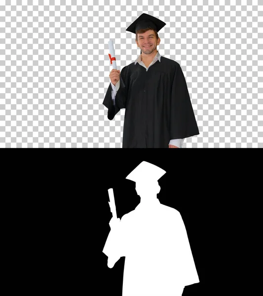 Boldog férfi diák ballagási köntösben lemond a diplomájáról, — Stock Fotó