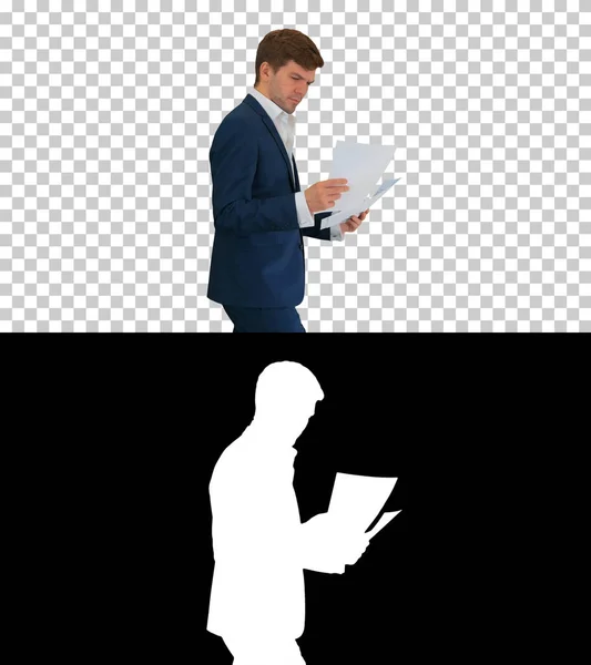 Ernstige zakenman het lezen van documenten of verslag tijdens het lopen, A — Stockfoto