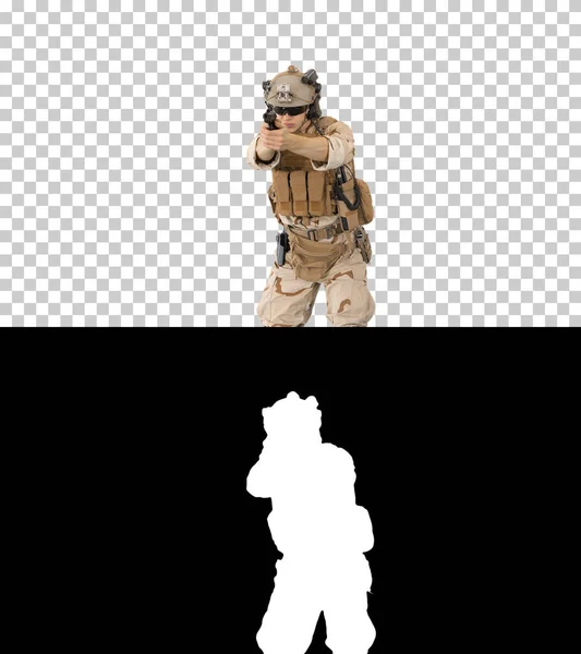 Soldato moderno, combattente della squadra antiterrorismo sparare con un — Foto Stock