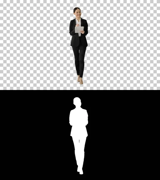 Tに向かって歩いている間にコンピュータパッドを使用して笑顔ビジネス女性 — ストック写真