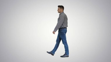 Değişken arka planda yürüyen sıradan bir adam.