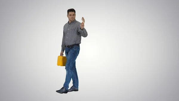 Pintor homem andando e apontando com escova sobre o que ele quer — Fotografia de Stock