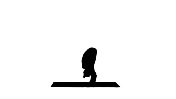 Silhouette Schönes Model macht Yoga im Stehen in Uttan — Stockfoto