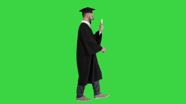 Yüksek lisans öğrencisi yeşil ekranda yürürken ve şapkasını çıkarırken, Chroma Key. — Stok video