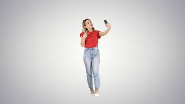 Harika gradyan kadın modeli, yürürken selfie çekiyor.