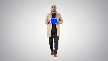 Elinde tablet tutan çekici bir adam mavi ekran modeli Gra