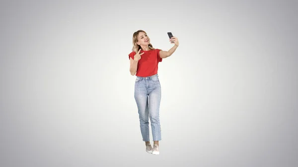 Underbar lutning kvinnlig modell gör selfie när du går på g — Stockfoto